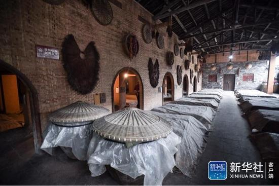  在大梁酒庄，通过酿酒为产业带动，开发乡村文化旅游资源。新华社记者 李力可 摄