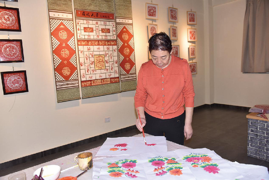 公司员工彩绘窗花。