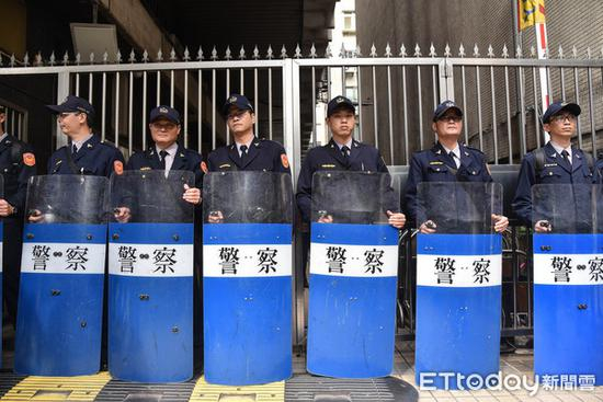 警方在铁门前筑成人墙（图源：东森新闻云）