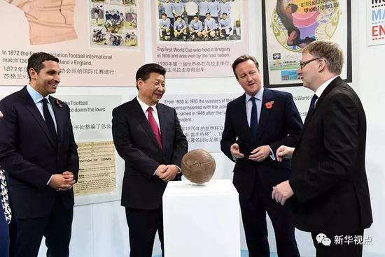 2015年10月23日，国家主席习近平在英国首相卡梅伦陪同下，参观曼彻斯特城市足球学院。新华社记者饶爱民摄