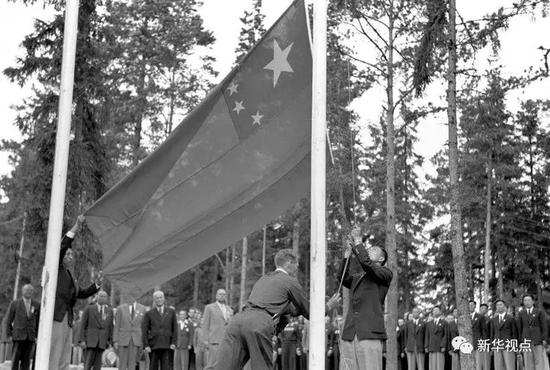 图为1952年7月29日，五星红旗第一次在奥林匹克会场升起。新华社发