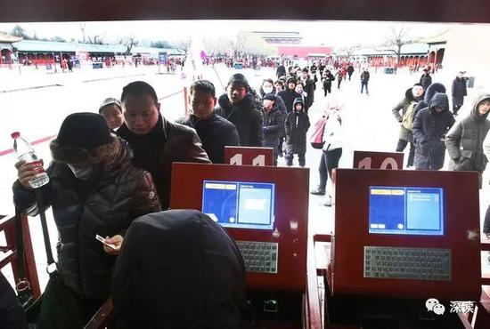 　　检票是警卫队的主要任务之一，在故宫游客每年都创新高的情况下，她们的工作量非常大 从去年开始，故宫升级改造了检票系统，这让警卫队队员们的工作便利了许多，不再需要一张张手撕门票、清点核对人数了。