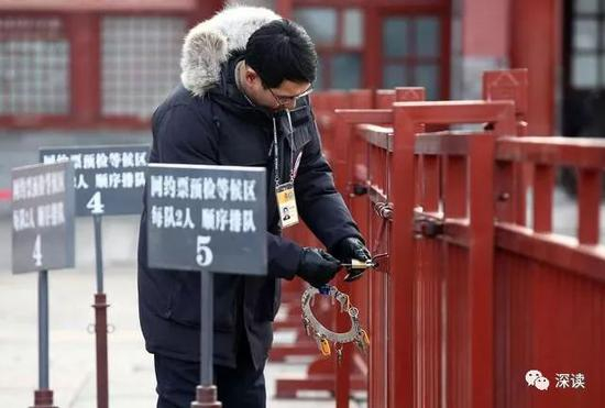 开完午门的大门，接着要把午门与端门之间相隔的栅栏也开锁