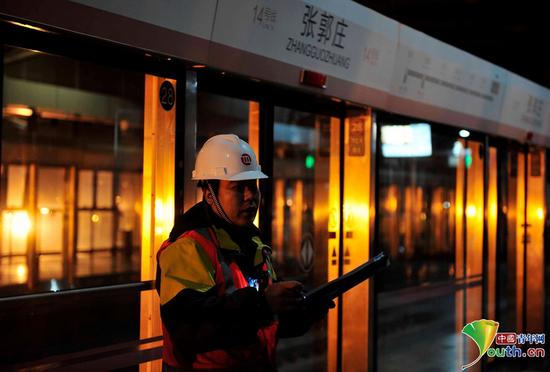 检修开始前，刘帅组织同事召开安全交底会和技术交底会，对当晚的检修重点内容进行强调和讲解。中国青年网记者　刘尚君摄