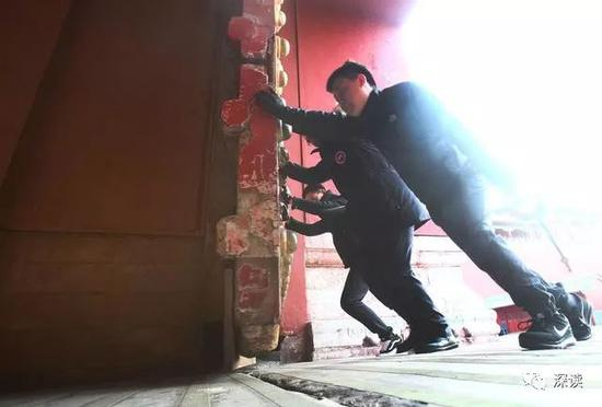 早上7：30，队员们一起开启午门，大门非常厚重，经常得三四个人一起才推得动