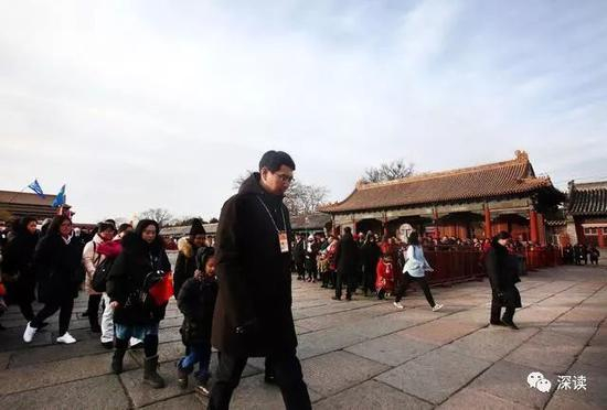 8：30，队员带领着观众列队进入检票口