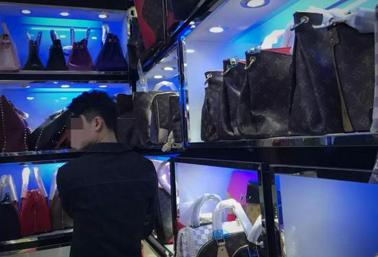 　　（图说：广州白云皮具城内，拉客仔及店家介绍说，很多微商和做海外代购的都来这拿货，一般人看不出来真假，即便找去专柜也不给验货。 ）