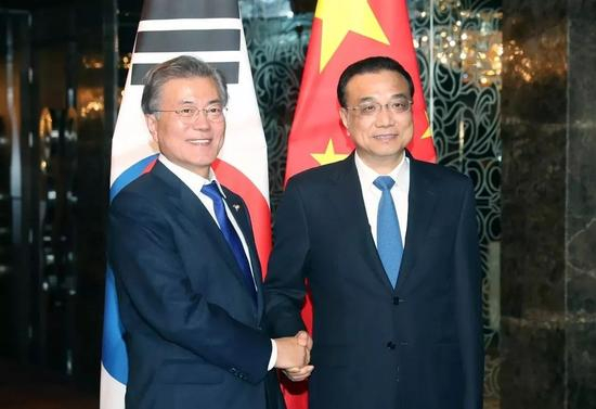 ▲11月13日，国务院总理李克强在菲律宾马尼拉会见韩国总统文在寅。