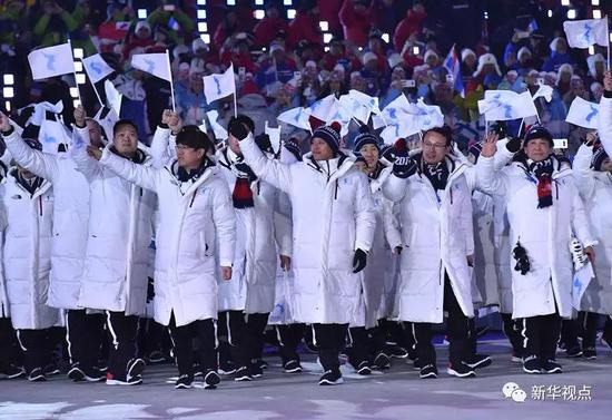 2月9日，朝韩两国代表团在开幕式上举“朝鲜半岛旗”共同入场。新华社记者吕小炜摄