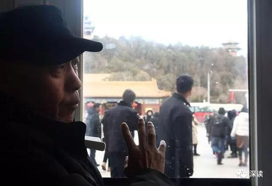 在神武门值守的老师傅已为故宫服务了38年，他从事这个职业是因父辈的传承