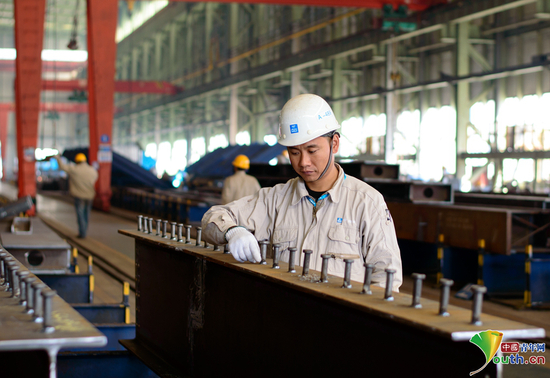 邱明辉正在车间进行作业。本人供图