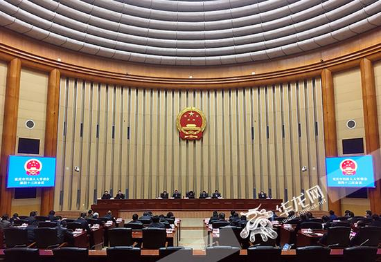 28日下午，重庆市四届人大常委会召开第四十三次会议。 首席记者 徐焱 摄