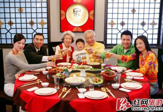 家人团聚一起吃年夜饭