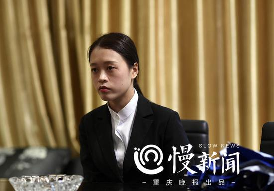 工作中的王馨连一脸肃穆