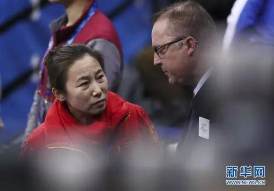 ▲2月20日，中国队主教练李琰（左）赛后与裁判交涉。当日，在江陵冰上运动场举行的2018年平昌冬奥会短道速滑女子3000米接力A组决赛中，中国队因犯规无缘奖牌。 新华社记者 兰红光摄