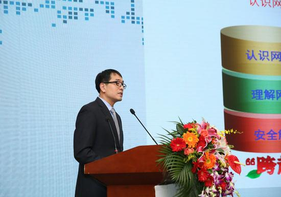 　　图为北京联合大学人事处副处长、新闻与传播系教授杭孝平对网络素养十条标准进行解读（千龙网记者 于颖摄）