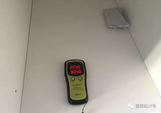 ▲11月18日，方古园某室，女中介带领记者在看房，当记者手里的空气质量检测仪放进卧室衣柜里时，检测仪显示的甲醛指数是2.030，超过0.1~0.3是超标，超过0.3即为严重超标。 新京报记者 大路 摄