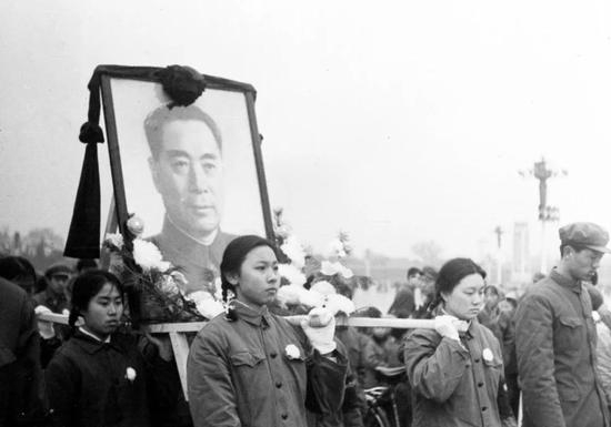  1976年1月8日，周恩来在北京逝世，享年78岁。这是人们抬着周总理画像走向人民英雄纪念碑。新华社发（资料照片）
