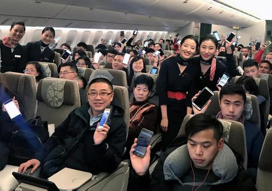 1月18日，旅客在东方航空MU553航班上展示接入航空互联网后的手机页面。