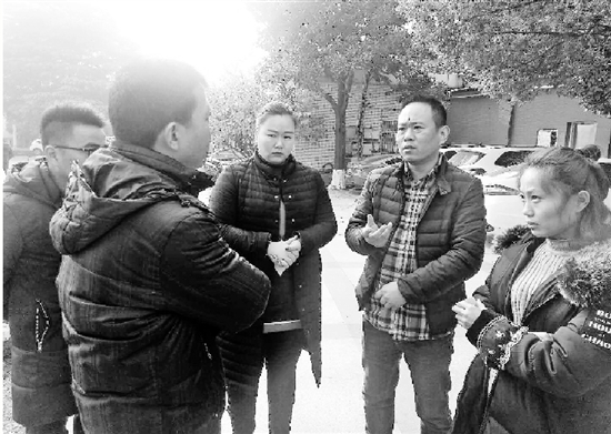 钱报记者在采访孙师傅家属。