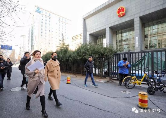 ▲1月12日下午1点半，马苏现身海淀法院，起诉黄毅清刑事诽谤罪。 新京报记者 王飞 摄