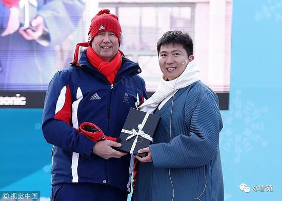 ▲韩国乒乓球奥运冠军柳承敏（右）任平昌运动员村村长。 图/视觉中国