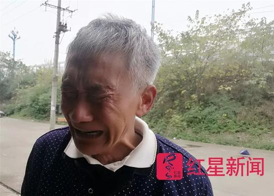 ▲老人哭着说：“我不是骗子。”