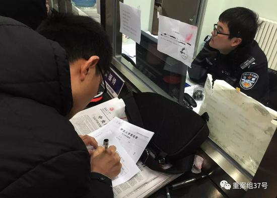 ▲12月21日，建外派出所，巨人时代和新思路的学员向警方报案。&nbsp;&nbsp;&nbsp;&nbsp;新京报记者 大路 摄