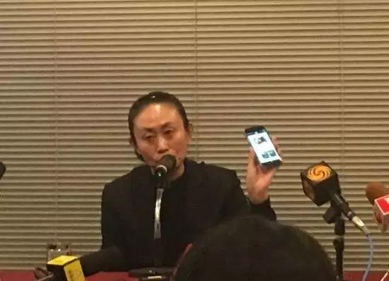 江母在记者见面会上