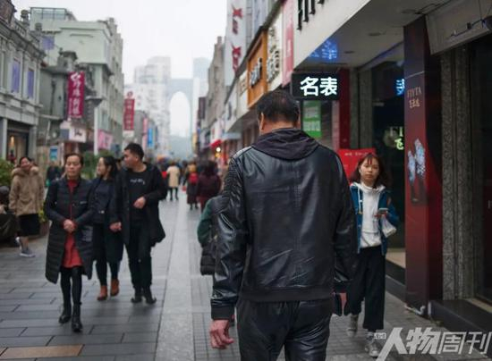 走在温州市区最繁华的五马街，经过这些年的“逃犯”生涯，金锦寿的背影显得有些落寞
