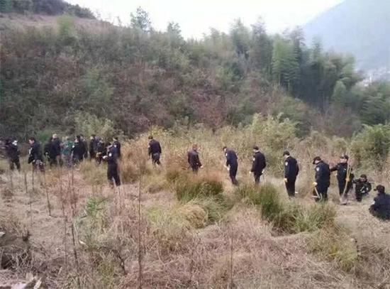 当地政府请来两台大型挖掘机协助工作。