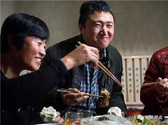 ↑1月21日，在河北省沧州市献县的家中，孔令建夫妇吃着家中的饭菜满脸是幸福的微笑。 新华社记者才扬摄