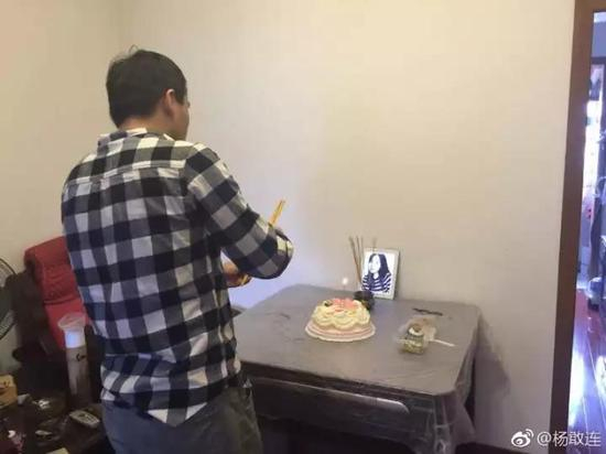 11月22日，杨丽萍30岁冥诞。家人在她的照片前，摆上了蛋糕。