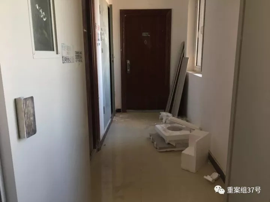 　　▲12月5日，通州区永顺镇新建村二期小区15栋23层。楼道里堆积的装修垃圾。这层的房子都被某房产中介公司租下，用于对外出租。 新京报记者 大路 摄