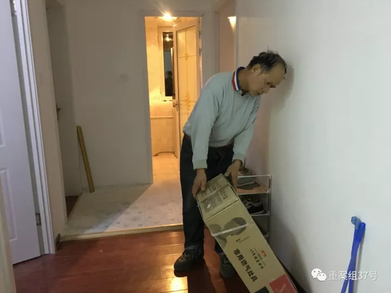 　　▲12月7日，通州区永顺镇新建村二期小区15栋23层某室。厨房内，装修工人正准备去装燃气灶，他的电动车和晾晒的衣服也在厨房内。这套房子装修还未完全收工，但三个房间已经有租户入住。 新京报记者 大路 摄