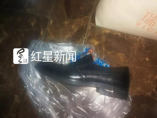 ▲欧建新的遗物之一：一只皮鞋&nbsp;&nbsp; &nbsp;图片来源：红星新闻