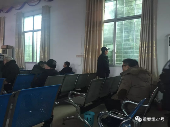 ▲章荣高总是站在窗边向远处看。新京报记者潘佳锟摄