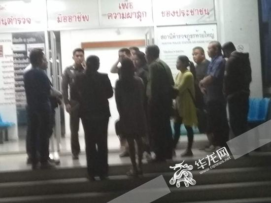 死者家属抵达泰国后与当地警方进行交涉、了解情况。阿伟供图 华龙网发