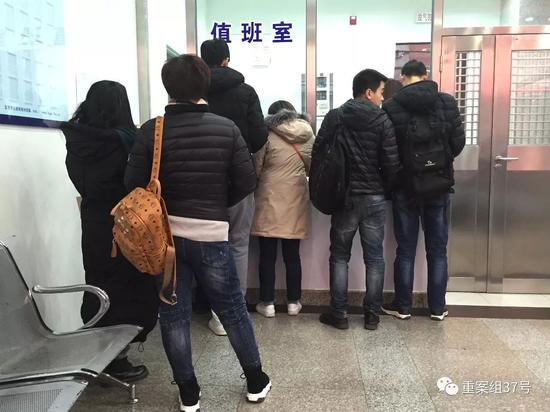 ▲12月21日，建外派出所，新丝路和巨人教育的学员正在做登记。&nbsp;&nbsp;&nbsp;&nbsp;新京报记者 大路 摄