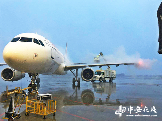 工作人员在给飞机除防冰（张德武摄）
