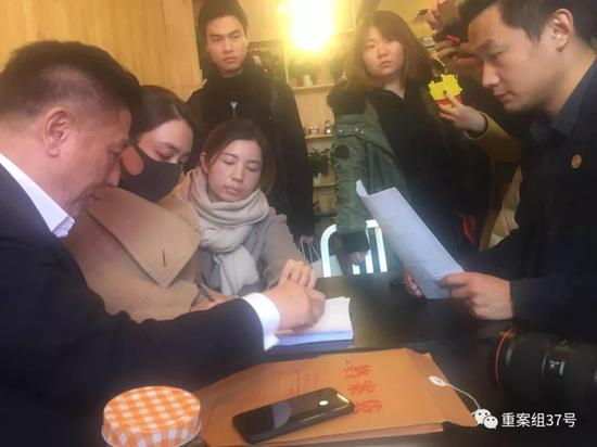 ▲在律师陪同下，马苏签署委托诉讼的各项材料。&nbsp;&nbsp;&nbsp;&nbsp;新京报记者 王飞 摄