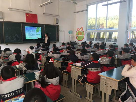 葛梦欣正在给学生们上课。