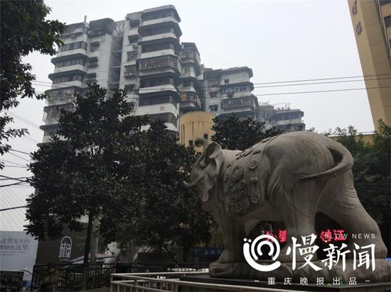 △第15层与解放东路街道齐平