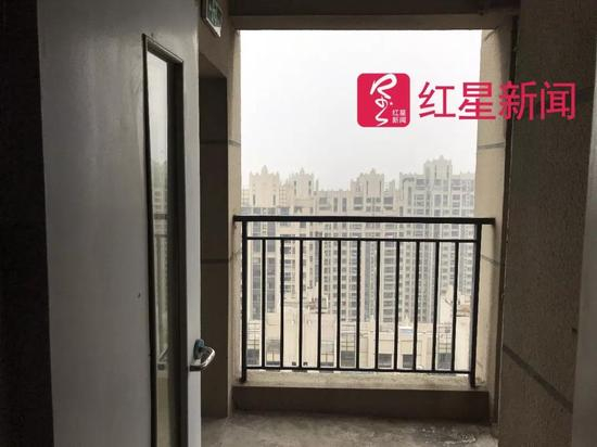 ▲28栋楼每层的公共阳台空间都没有封闭 &nbsp; &nbsp;图片来源：红星新闻