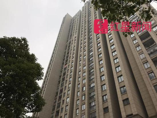 ▲伊顿公馆28栋楼，一楼靠马路一方为商铺，一楼以上是住房 图片来源：红星新闻