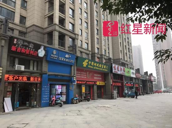 　　▲事发时，卜英贵从移动营业厅出来，在中国邮政储蓄银行门口被红砖砸中身亡 图片来源：红星新闻