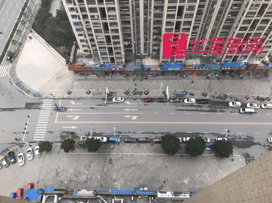 ▲从李新贵房间向下望，能看到的街景&nbsp; &nbsp;图片来源：红星新闻
