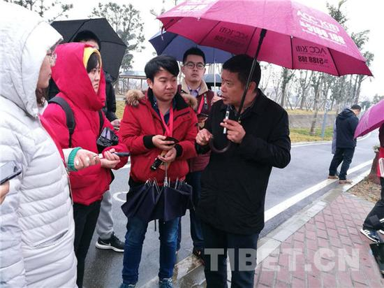 图为三水镇友谊村村支部书记、村主任邹顺明接受记者团采访