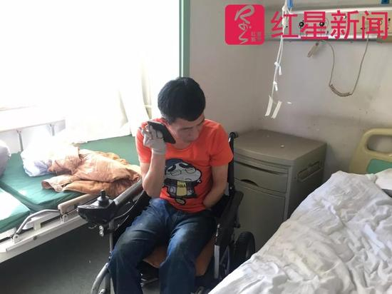 ▲宋学文在医院自己照顾自己 &nbsp; 图片来源：红星新闻