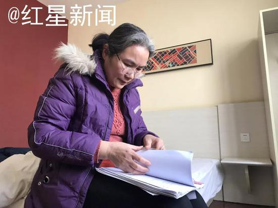 ▲整理申诉资料的马玉萍 &nbsp; 图片来源：红星新闻